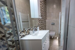 Combined shower/tub, free toiletries, heated floors, towels