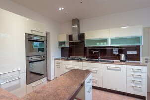Refrigerador con freezer, microondas, horno, placa de cocina