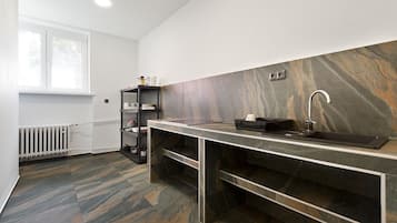 Refrigerador con freezer, microondas, placa de cocina
