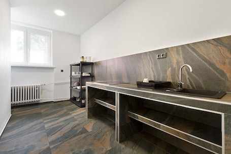 Frigorífico grande, microondas, placa de cocina y utensilios de cocina