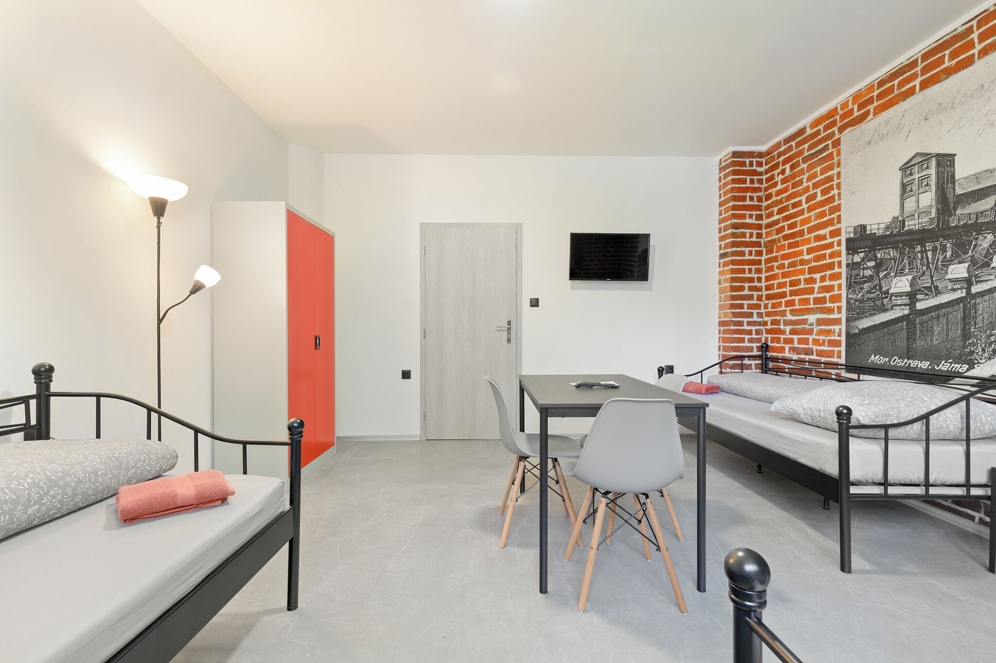 Comfort driepersoonskamer | Pillowtop-bedden, een bureau, geluiddichte muren, gratis wifi