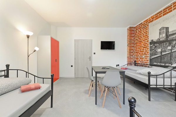 Comfort driepersoonskamer | Pillowtop-bedden, een bureau, geluiddichte muren, gratis wifi