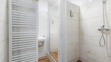 Regadera, amenidades de baño gratuitas, toallas, jabón