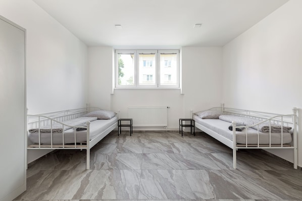Habitación Confort con 2 camas individuales | 1 dormitorio, colchones con acolchado adicional, escritorio
