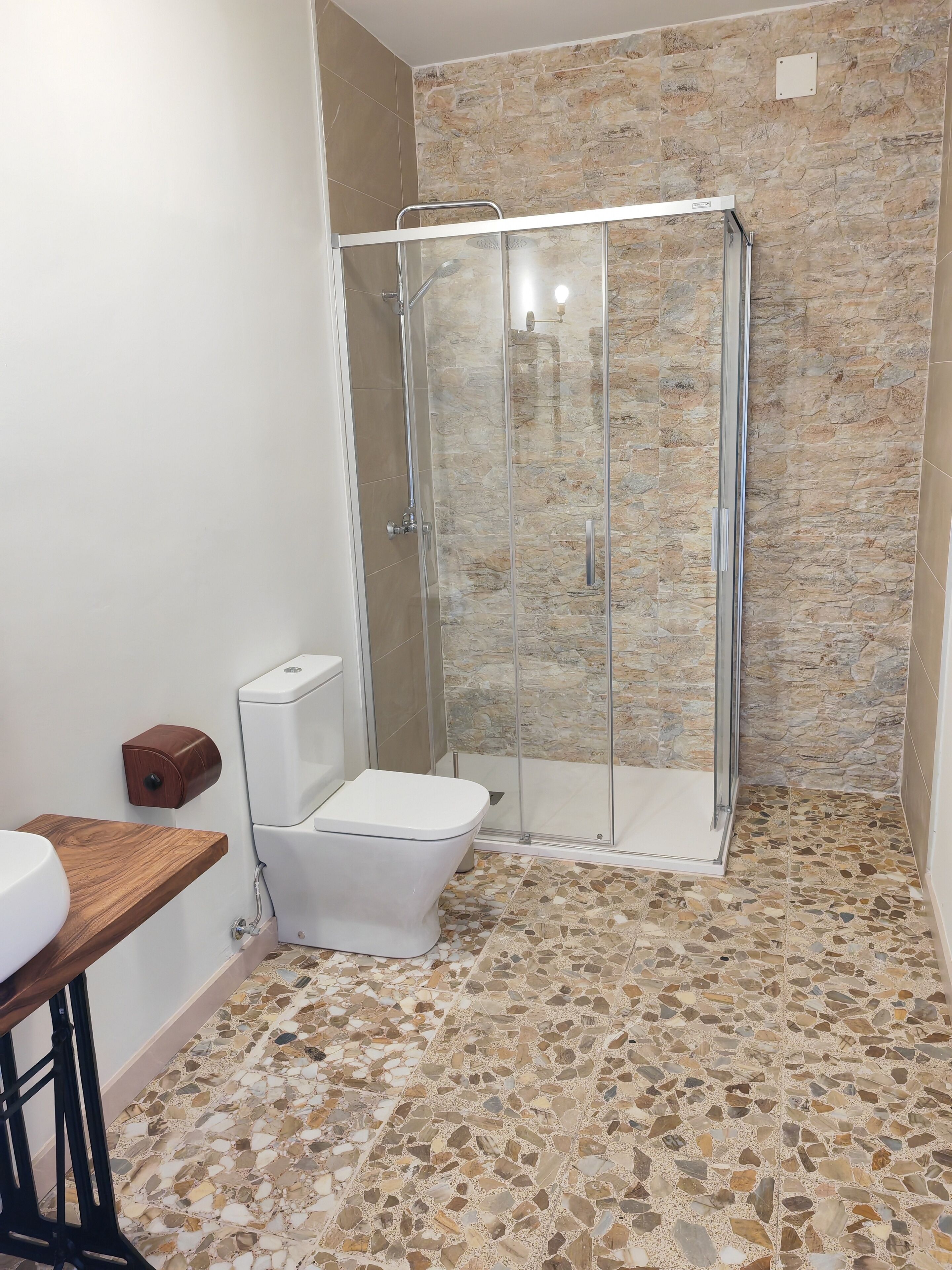 Een douche, een haardroger, een bidet, handdoeken