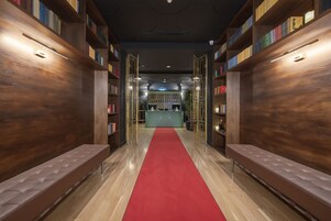 ฝ่ายต้อนรับ