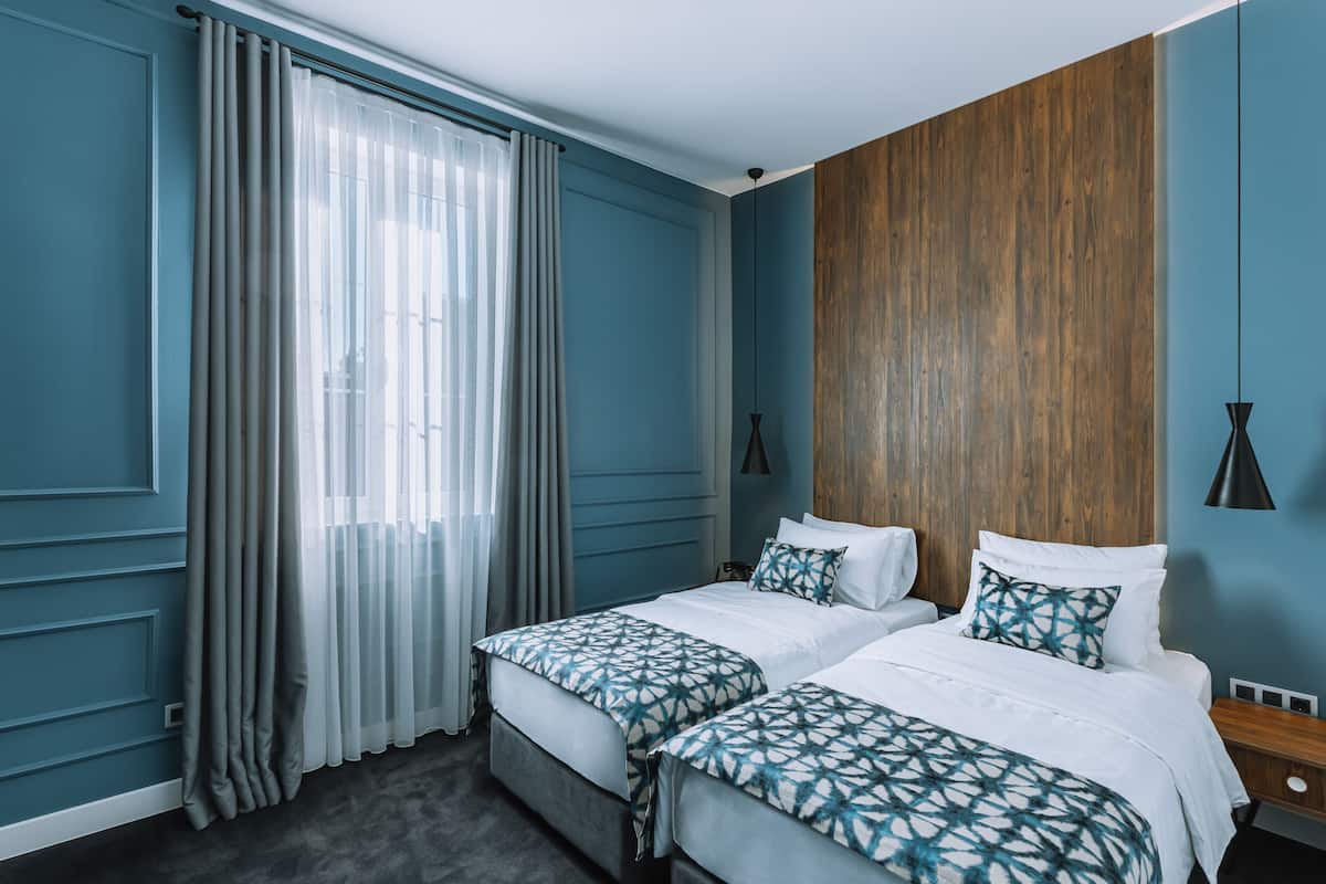 Peralatan tempat tidur premium, bar mini, peti besi dalam bilik, meja