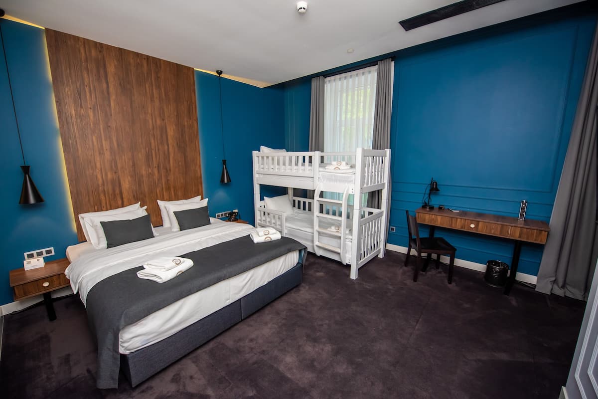 Quarto família | Roupas de cama premium, frigobar, cofres nos quartos, escrivaninha