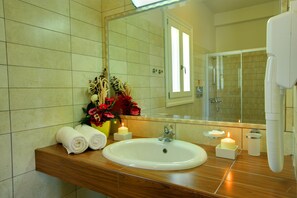 Dusche, Haartrockner, Handtücher, Seife