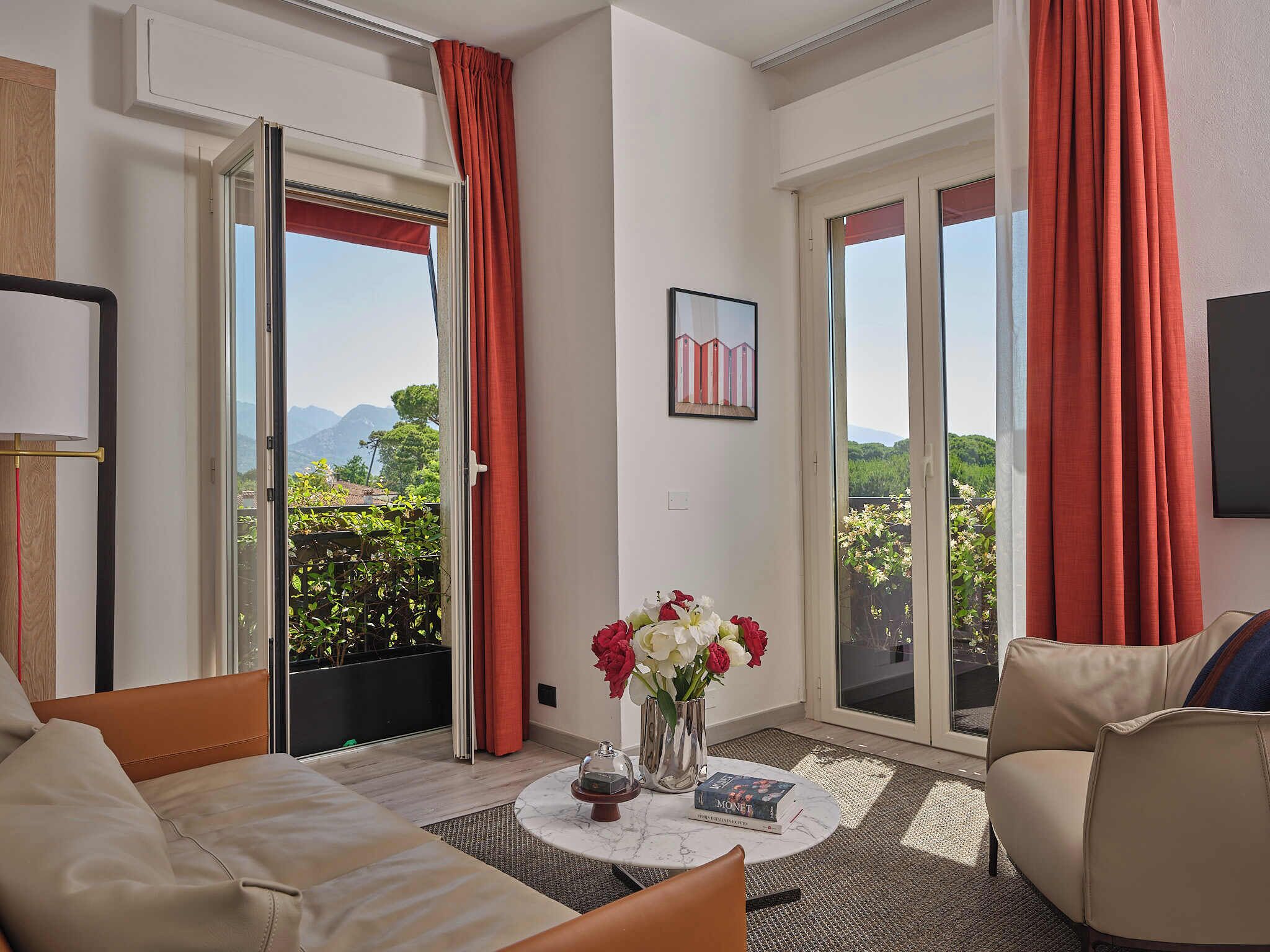 One Bedroom Suite Mountain View | Bộ đồ giường kháng dị ứng, chăn bông, nệm có lớp đệm bông, minibar 