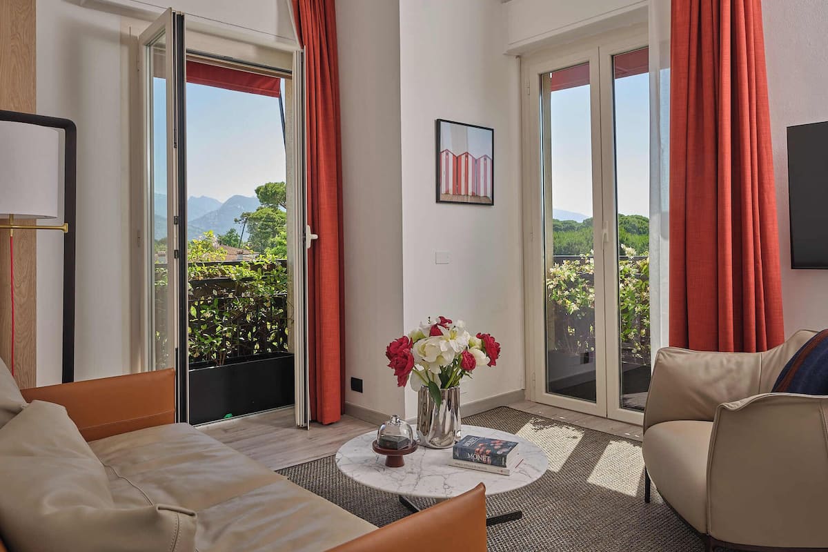 One Bedroom Suite Mountain View | Bộ đồ giường kháng dị ứng, chăn bông, nệm có lớp đệm bông, minibar
