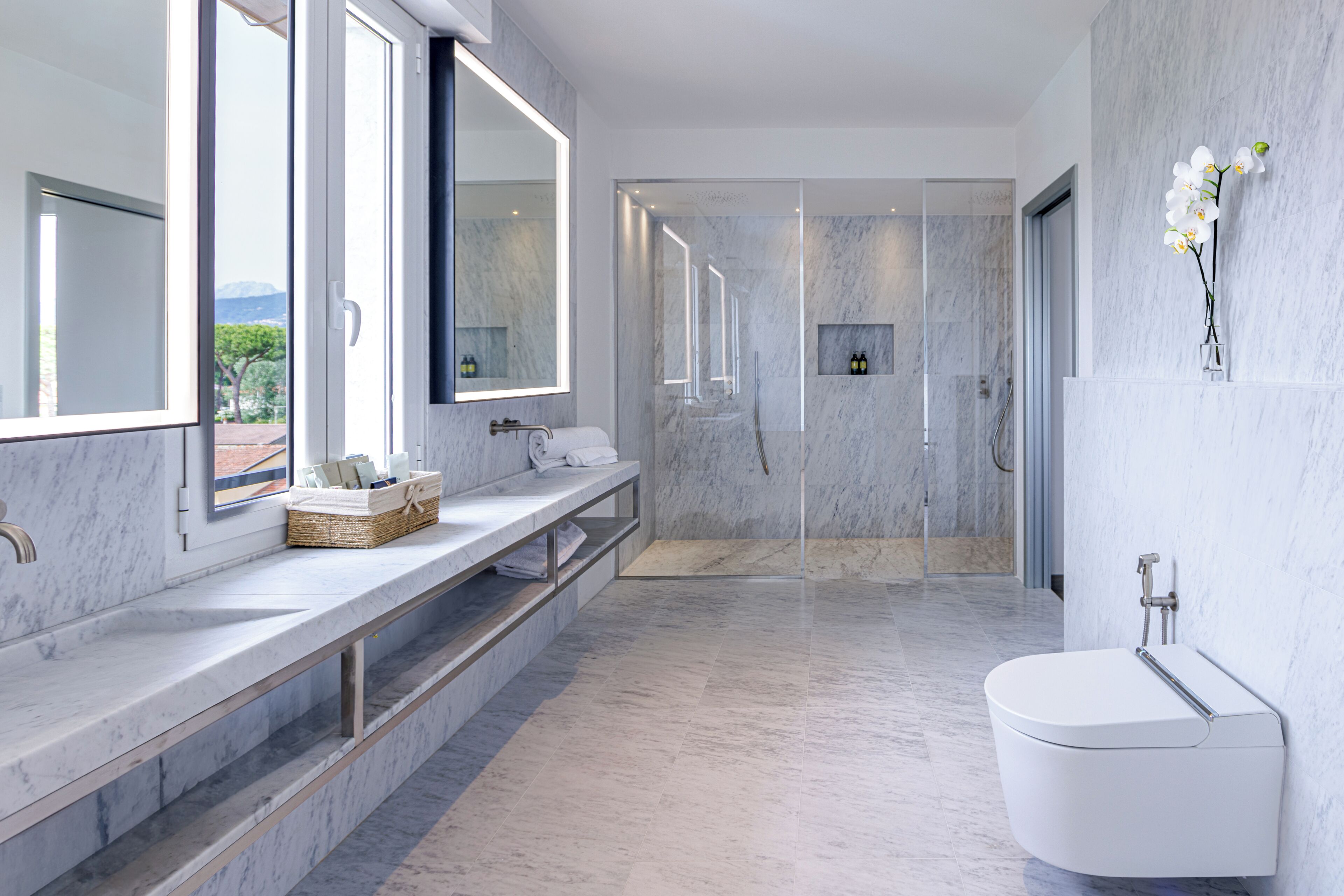 Spa Suite | Kylpyhuone | Suihku, sadesuihkupää, designer-hygieniatuotteet, hiustenkuivaaja