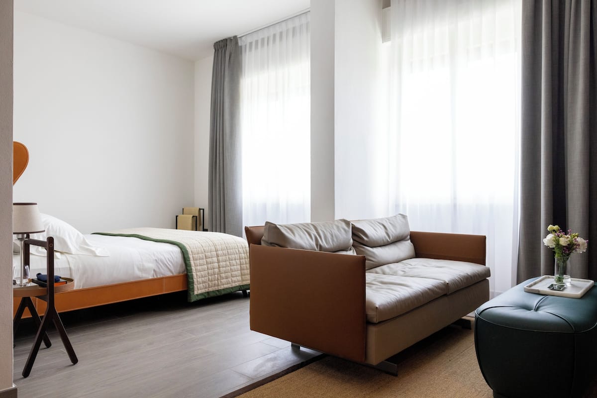 1 bedroom, hypo-allergenic bedding, down comforters, pillowtop beds