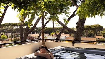 Spa Suite | Hypo-allergenic bedding, down comforters, pillowtop beds, minibar