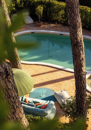 Una piscina al aire libre de temporada (de 08:00 a 20:30), sombrillas