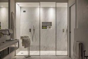 Spa Suite | Phòng tắm | Buồng tắm vòi sen, vòi sen phun mưa 