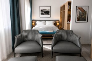 Junior Suite with Terrace | Ropa de cama hipoalergénica, edredón, camas con pillow-top y minibar 