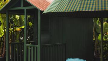 Sæsonbestemt udendørs pool, åben fra kl. 08.00 til kl. 20.30, parasoller