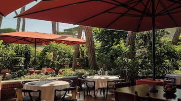 Petit déjeuner et dîner servis sur place