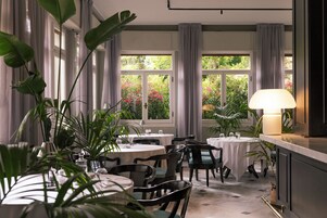 Breakfast and dinner served