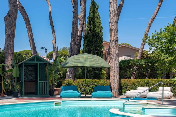 Sesongbasert utendørsbasseng, bassengparasoller og solsenger