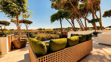 La Serena Suite | Hypo-allergenic bedding, down comforters, pillowtop beds, minibar
