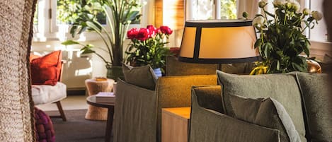 Lobby lounge