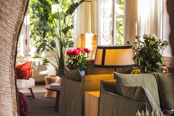 Lobby lounge