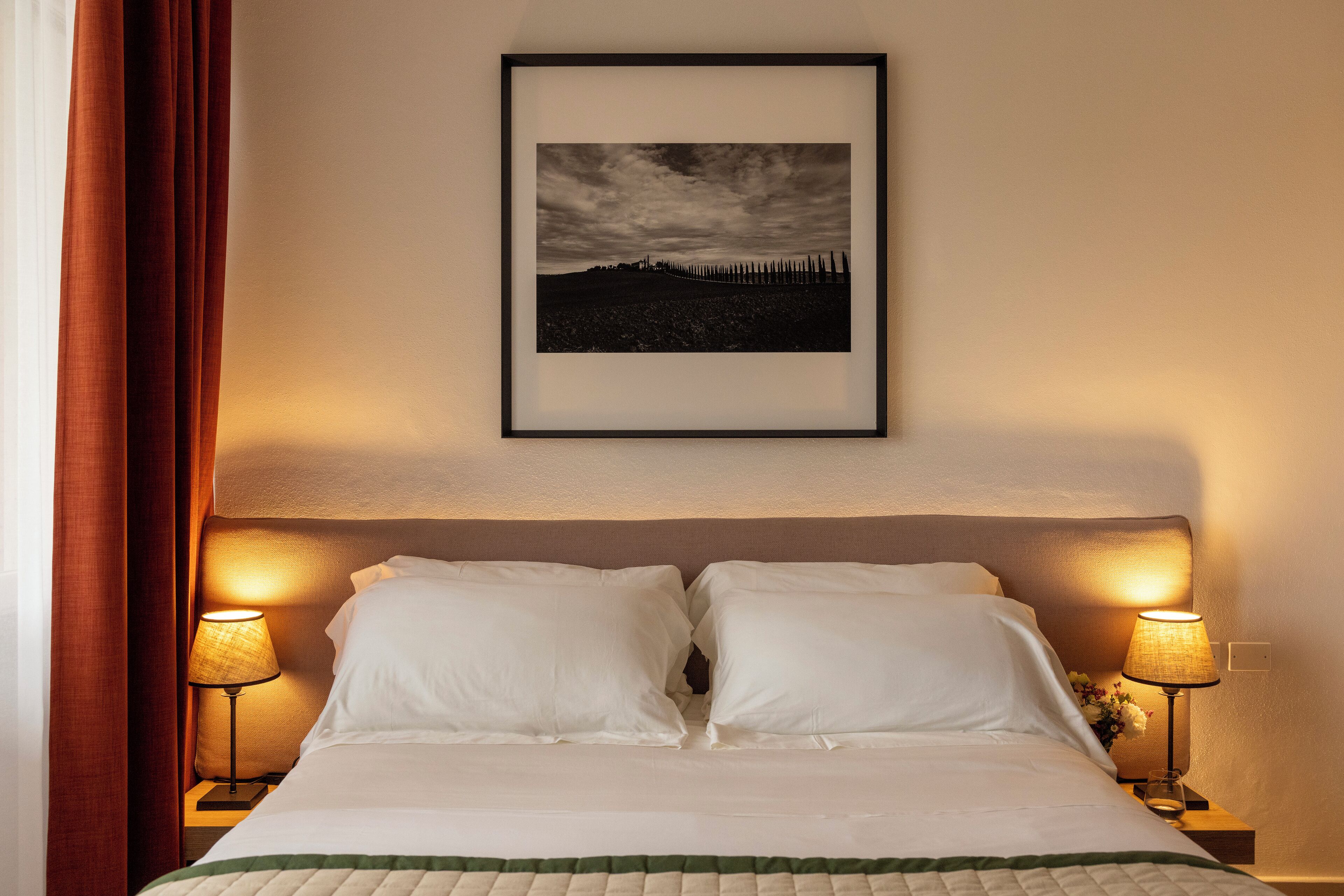 Allergitestet sengetøy, dundyner, senger med overmadrass og minibar