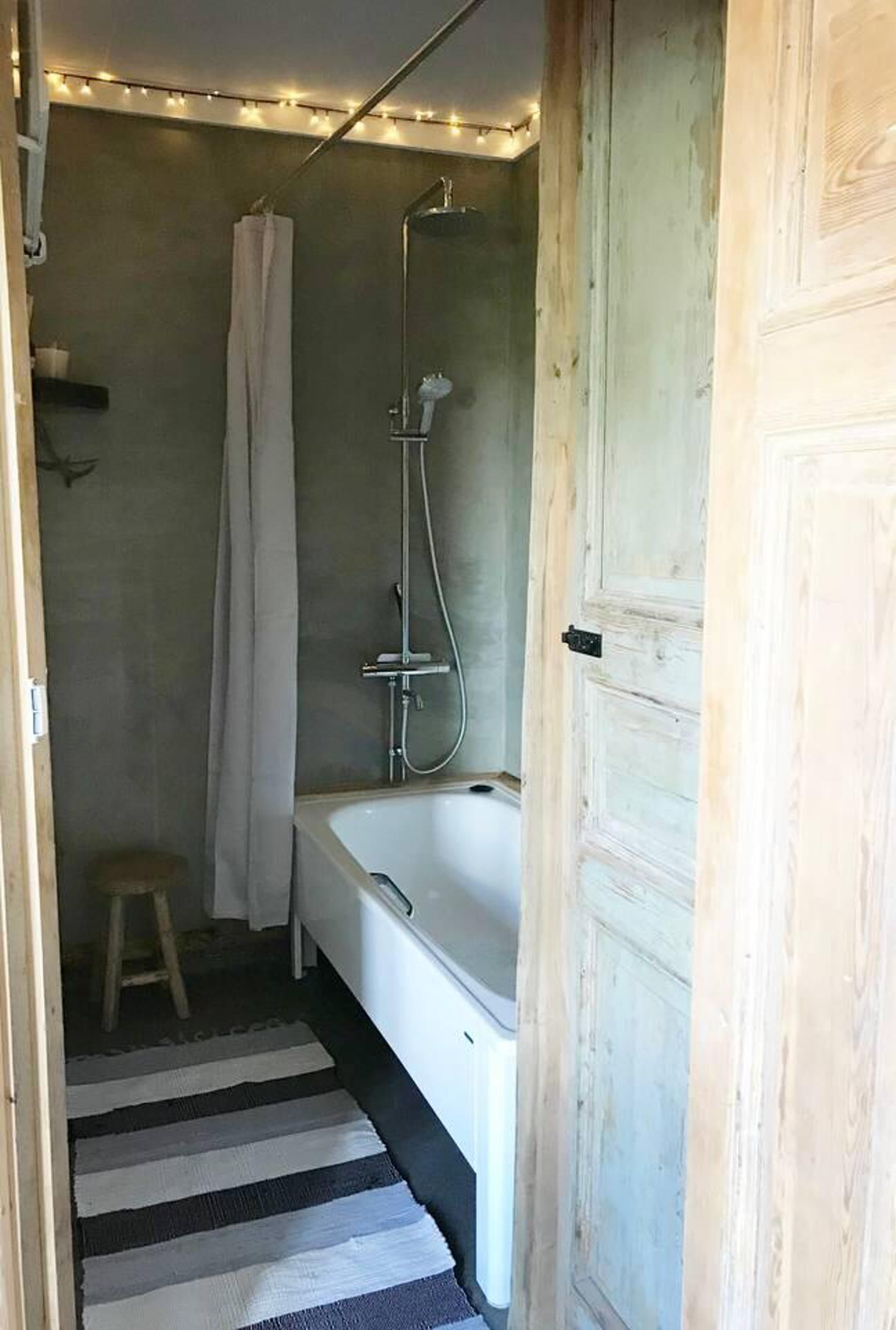 Cottage | Bathroom | Combined shower/bathtub, deep-soaking bathtub, towels