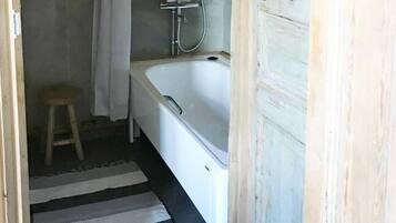 Cottage | Bathroom | Combined shower/bathtub, deep-soaking bathtub, towels