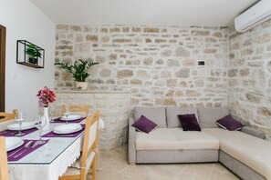 Apartment | Wohnzimmer | 43-Zoll-Flachbildfernseher mit Digitalempfang