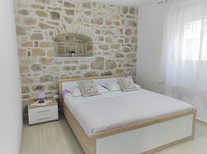 1 bedroom, desk, free WiFi, bed sheets - Apartment Dajana, near the beach (Kastela)