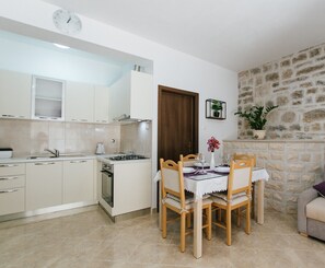 Apartment | Eigene Küche | Großer Kühlschrank, Ofen, Herdplatte