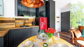 Apartamento (1 A) | Cocina privada | Frigorífico, placa de cocina, hervidor eléctrico y utensilios de cocina