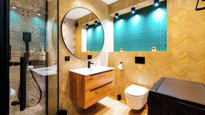 Appartement (12 D) | Badkamer | Een douche, handdoeken