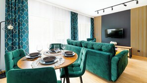 Apartment (12 D) | Wohnbereich | Flachbildfernseher