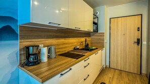 Apartment (9 E) | Eigene Küche | Kühlschrank, Herdplatte, Wasserkocher, Kochgeschirr/Geschirr/Besteck
