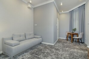 Studio, Kitchen | Bed sheets - Cracow City Centre Studio by Renters (Kraków)