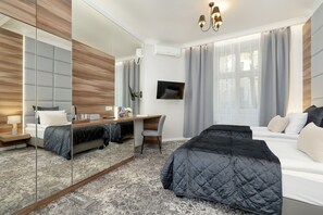 Studio, Kitchen | Bed sheets - Cracow City Centre Studio by Renters (Kraków)