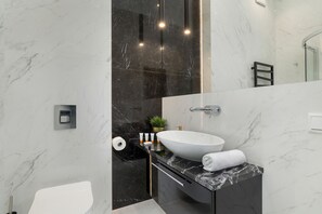 Chuveiro, toalhas de banho