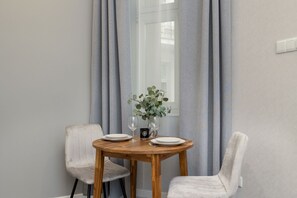 Studio, Kitchen | Bed sheets - Cracow City Centre Studio by Renters (Kraków)