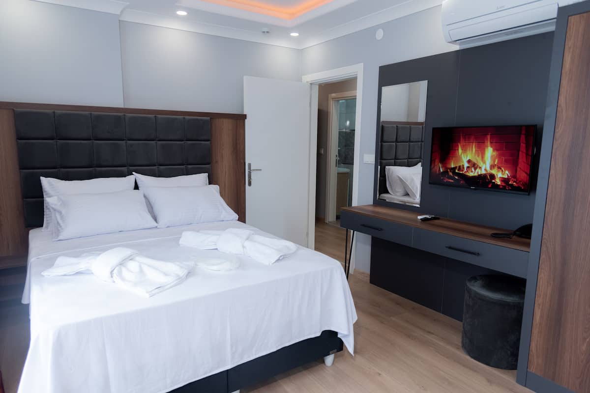Superior Suite | 2 bedrooms, Frette Italian sheets, premium bedding, memory foam beds