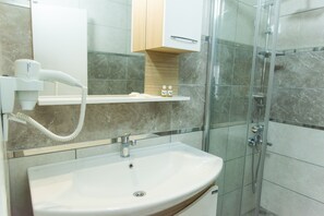 Superior-Suite | Badezimmer | Dusche, Regendusche, kostenlose Toilettenartikel, Haartrockner
