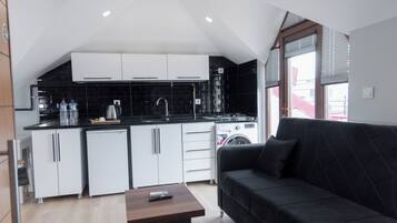 Grand-Penthouse | Wohnbereich | 42-Zoll-Smart-TV mit Satellitenempfang, Netflix, Streaming-Dienste