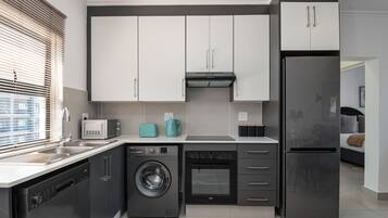 Apartamento clásico | Cocina privada | Frigorífico, microondas, horno y placa de cocina