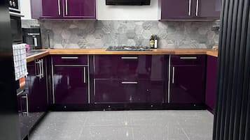 House | Private kitchen | Fridge, microwave, oven, stovetop