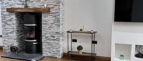 Casa | Área de sala de estar | Televisión y chimenea
