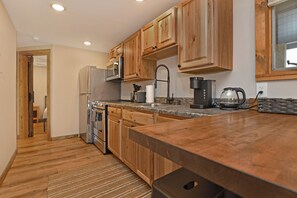 Fridge, microwave, oven, stovetop - Close to Town - with Deck & Fire Pit - Pet Friendly (Lake George)