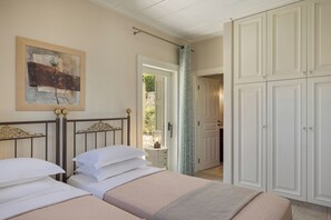3 bedrooms, in-room safe, desk, iron/ironing board
